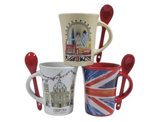 चम्मच के साथ सिरेमिक कॉफी मग